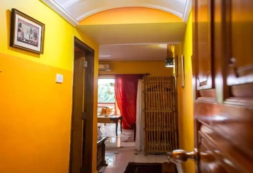 Hotelli Papa Jolly Eco Resort   Near Morjim Beach