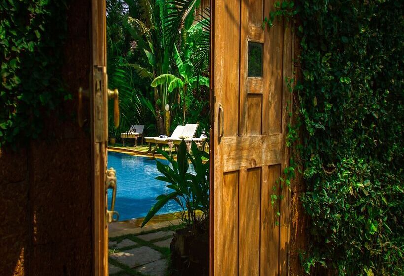 Hotel Papa Jolly Eco Resort Near Morjim Beach