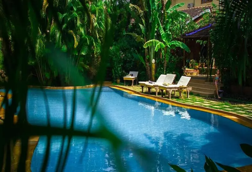 Hotelli Papa Jolly Eco Resort   Near Morjim Beach