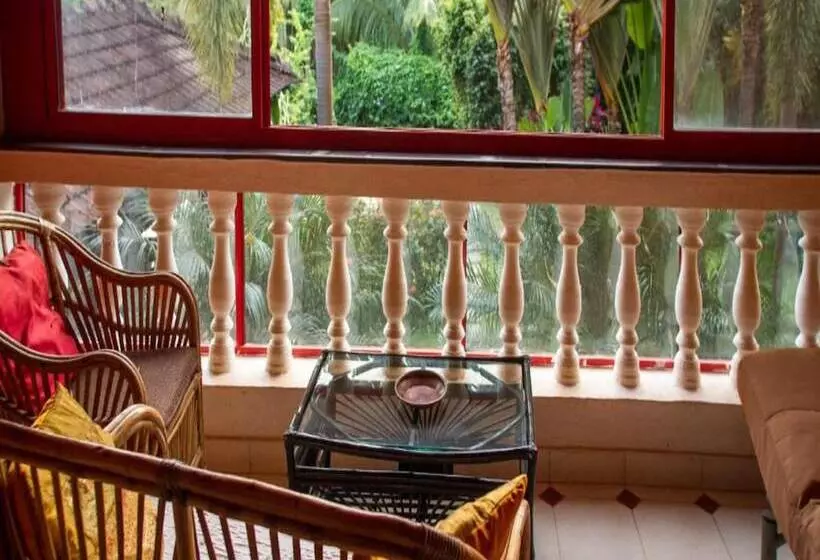 Hotelli Papa Jolly Eco Resort   Near Morjim Beach