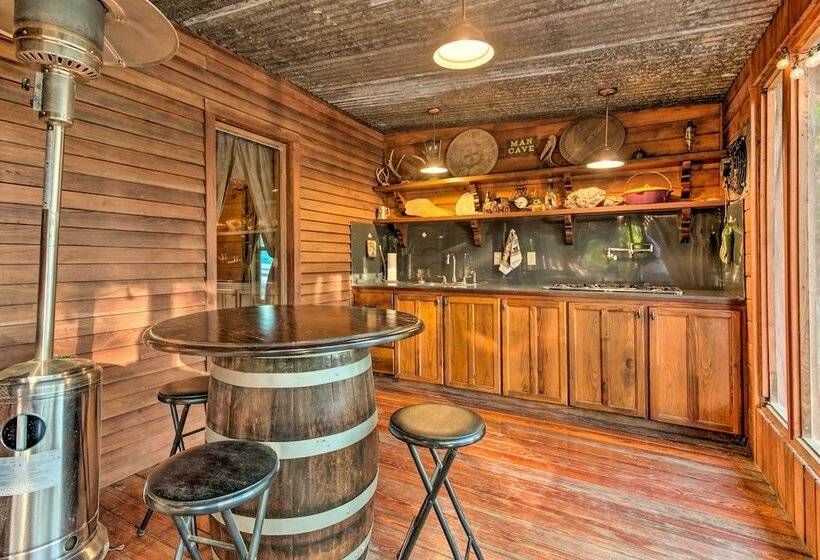 Lakefront Toledo Bend Cabin W/ Dock & Grill!