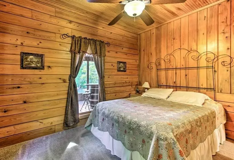 Lakefront Toledo Bend Cabin W/ Dock & Grill!