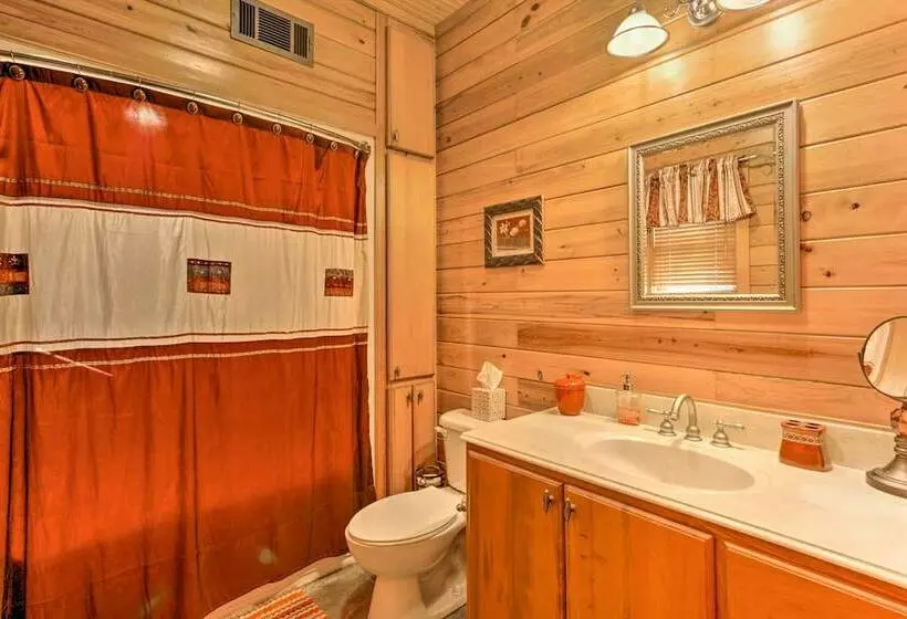 Lakefront Toledo Bend Cabin W/ Dock & Grill!