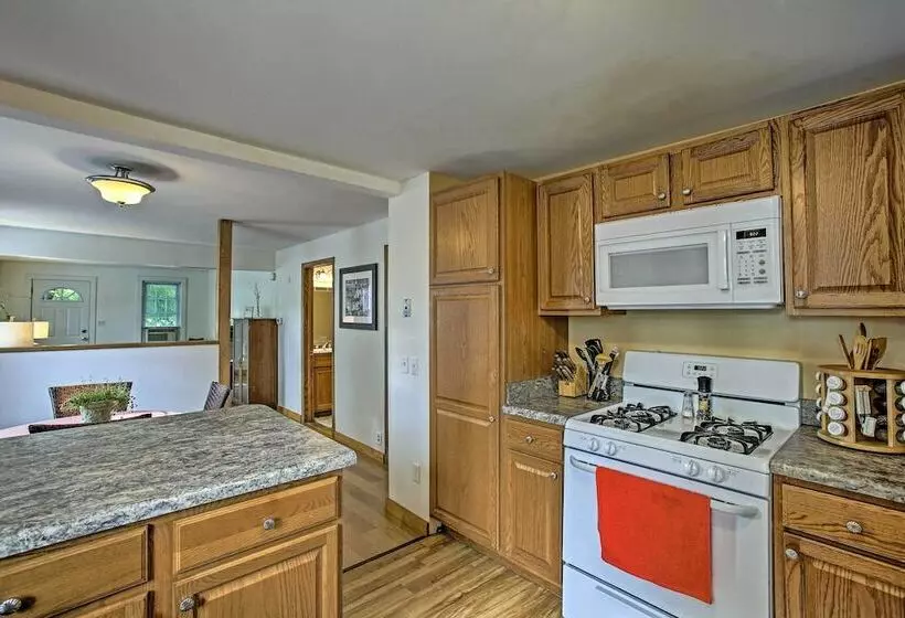 Manistee Home W/ Fire Pit ~ 2 Mi To Beach!