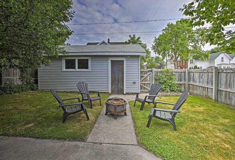 Manistee Home W/ Fire Pit ~ 2 Mi To Beach!