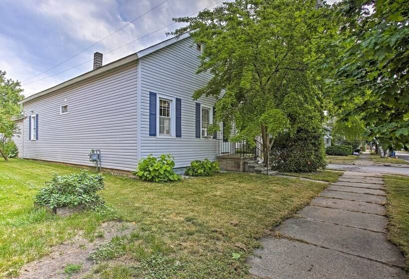 Manistee Home W/ Fire Pit ~ 2 Mi To Beach!