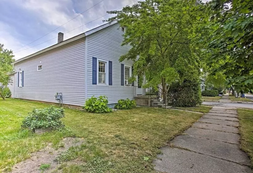 Manistee Home W/ Fire Pit ~ 2 Mi To Beach!