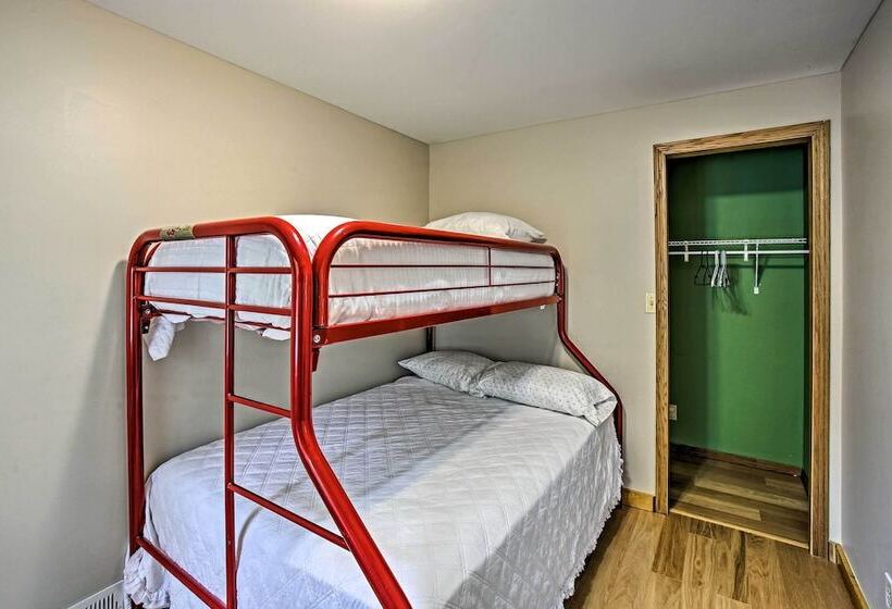 Manistee Home W/ Fire Pit ~ 2 Mi To Beach!