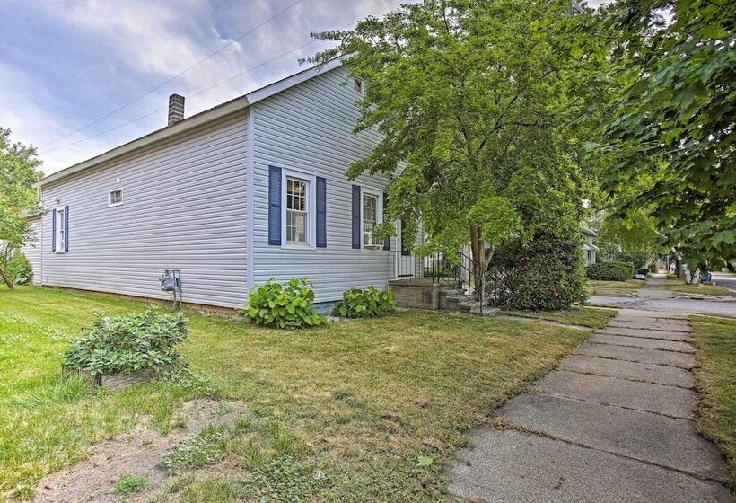 Manistee Home W/ Fire Pit ~ 2 Mi To Beach!