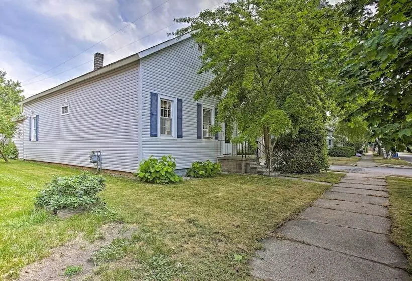 Manistee Home W/ Fire Pit ~ 2 Mi To Beach!