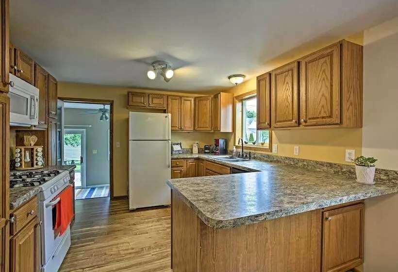 Manistee Home W/ Fire Pit ~ 2 Mi To Beach!