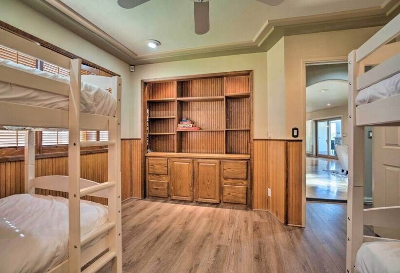 Moses Lake Retreat W/ Salt Water Hot Tub!