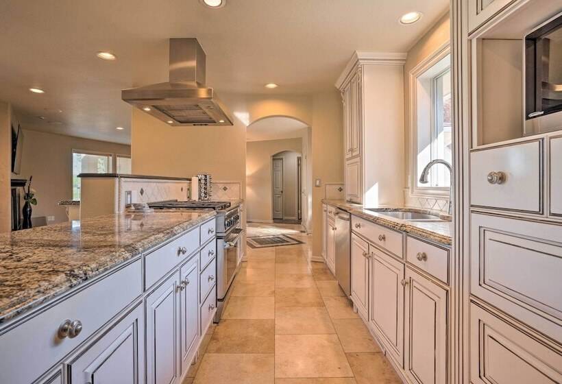 Moses Lake Retreat W/ Salt Water Hot Tub!