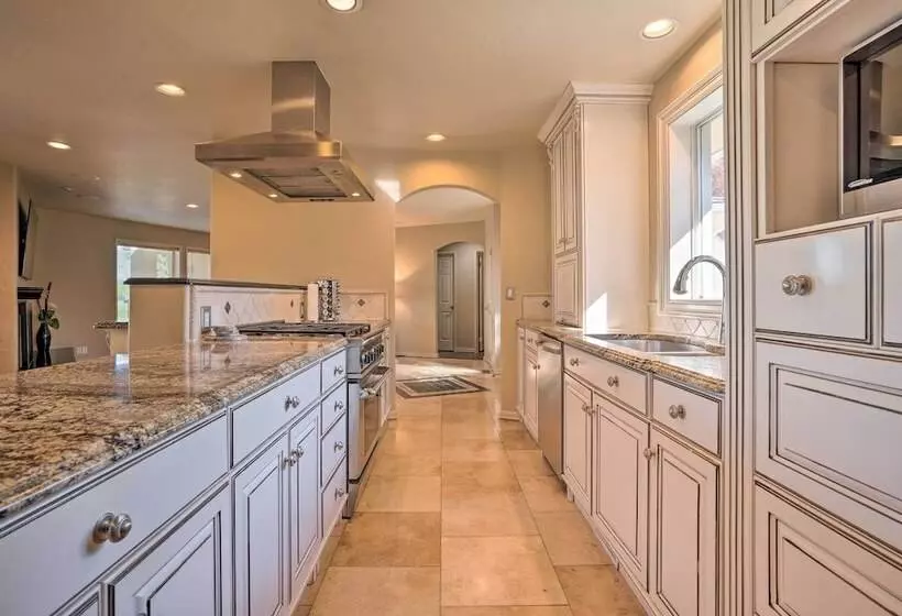 Moses Lake Retreat W/ Salt Water Hot Tub!