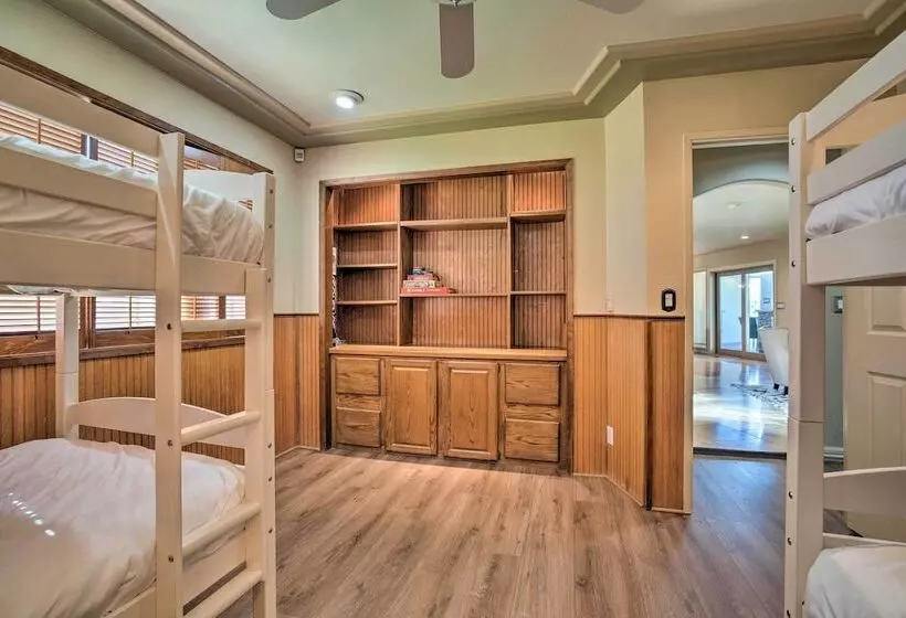 Moses Lake Retreat W/ Salt Water Hot Tub!