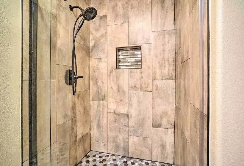 Moses Lake Retreat W/ Salt Water Hot Tub!