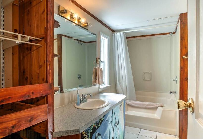 Ooltewah Cabin W/ Grill, Pool Table & Porch!