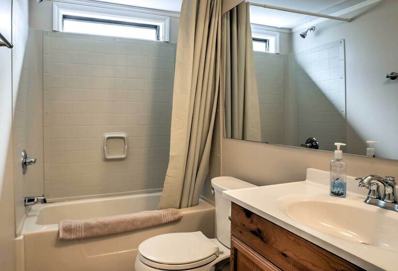 Ooltewah Cabin W/ Grill, Pool Table & Porch!