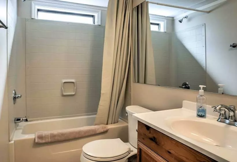 Ooltewah Cabin W/ Grill, Pool Table & Porch!