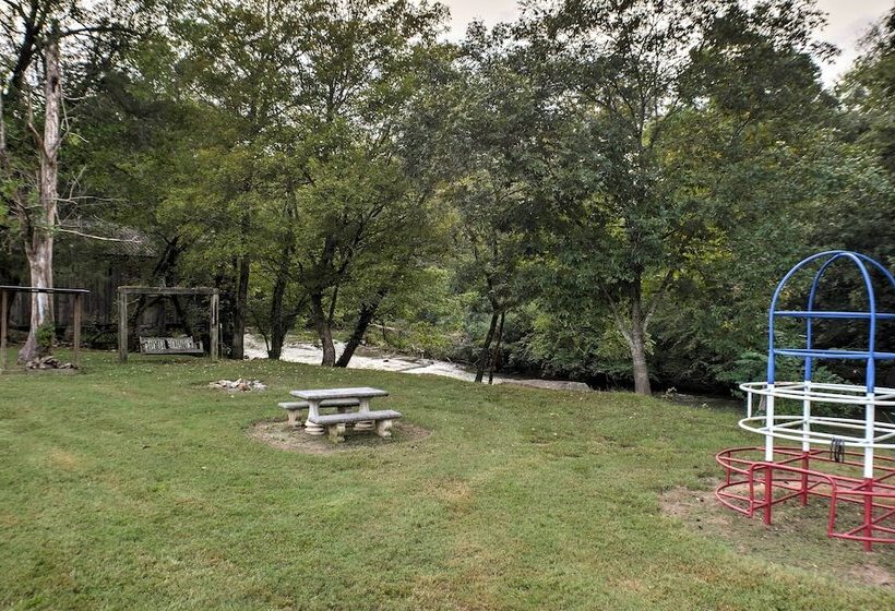 Ooltewah Cabin W/ Grill, Pool Table & Porch!