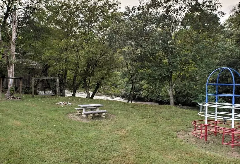 Ooltewah Cabin W/ Grill, Pool Table & Porch!