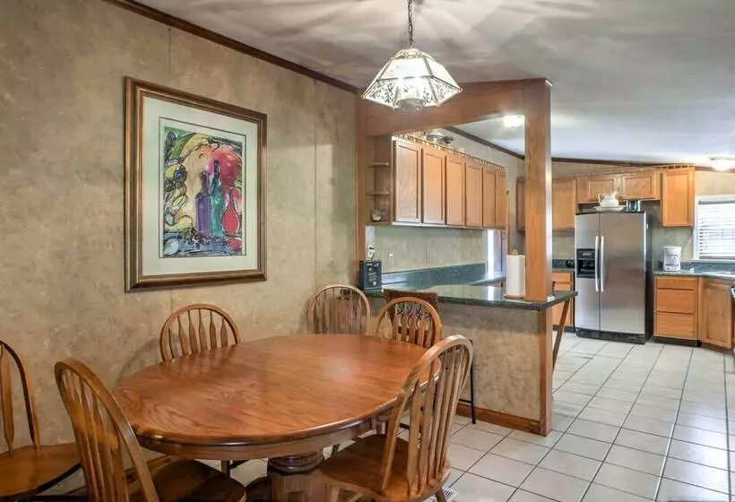 Ooltewah Cabin W/ Grill, Pool Table & Porch!