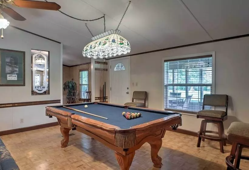 Ooltewah Cabin W/ Grill, Pool Table & Porch!