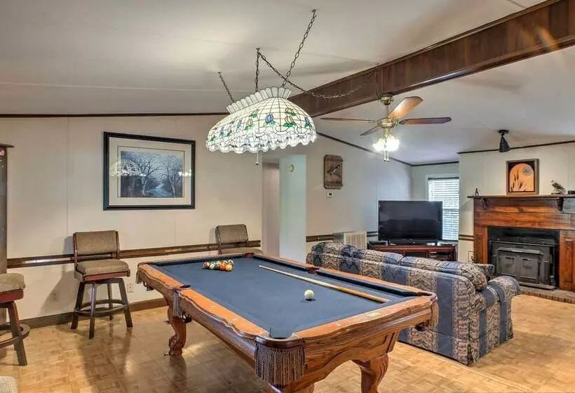 Ooltewah Cabin W/ Grill, Pool Table & Porch!