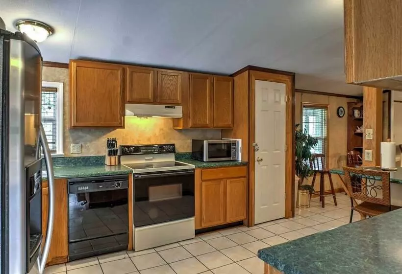 Ooltewah Cabin W/ Grill, Pool Table & Porch!