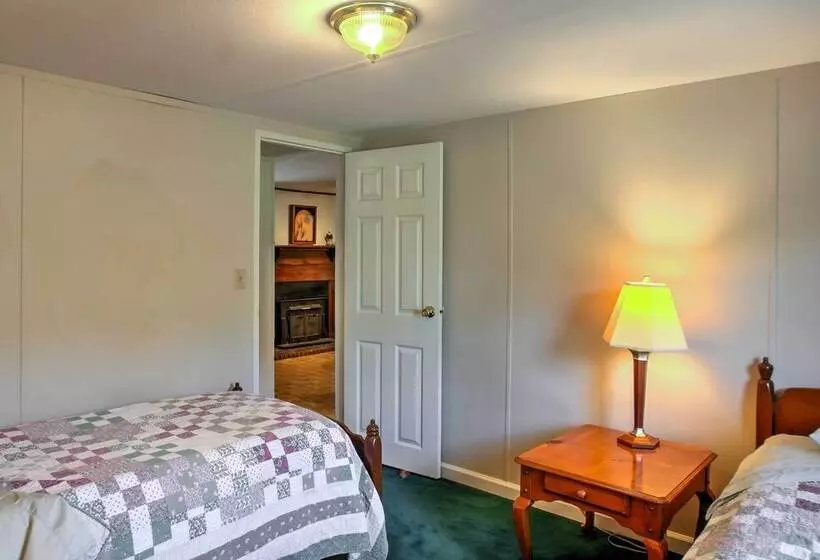 Ooltewah Cabin W/ Grill, Pool Table & Porch!