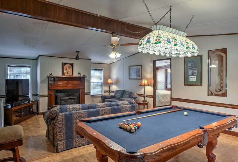 Ooltewah Cabin W/ Grill, Pool Table & Porch!