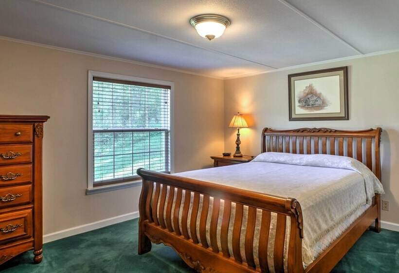 Ooltewah Cabin W/ Grill, Pool Table & Porch!