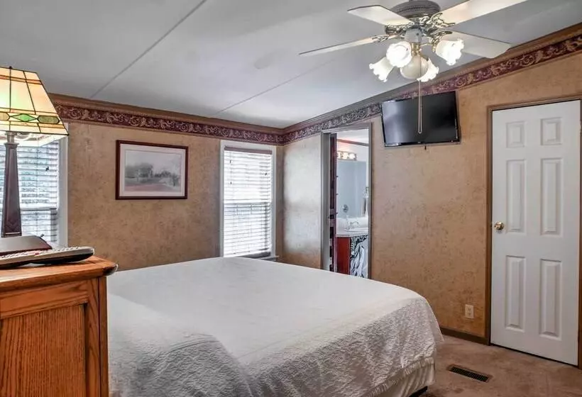 Ooltewah Cabin W/ Grill, Pool Table & Porch!