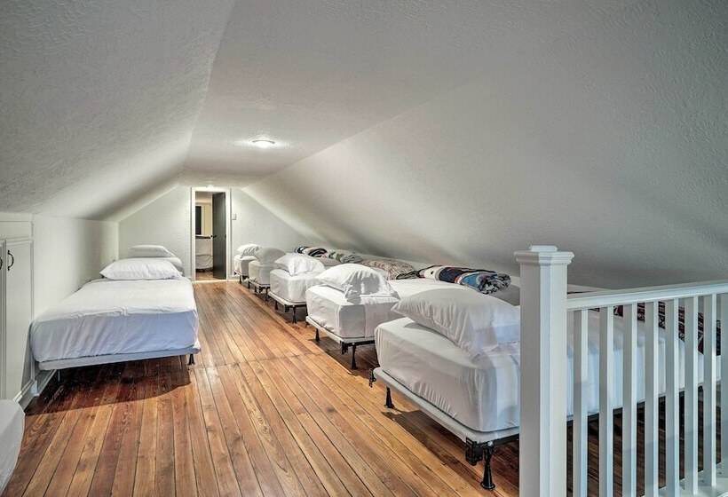 Pet Friendly Schulenburg Farmhouse W/ Pool!