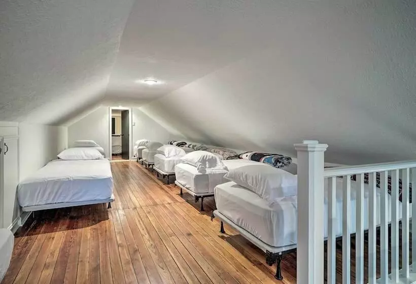 Pet Friendly Schulenburg Farmhouse W/ Pool!