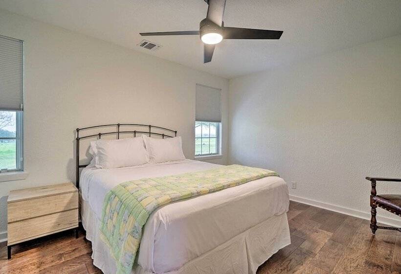 Pet Friendly Schulenburg Farmhouse W/ Pool!