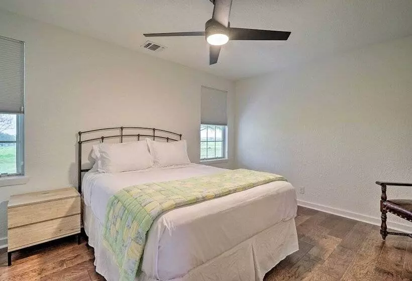 Pet Friendly Schulenburg Farmhouse W/ Pool!