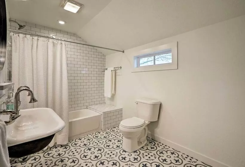 Pet Friendly Schulenburg Farmhouse W/ Pool!