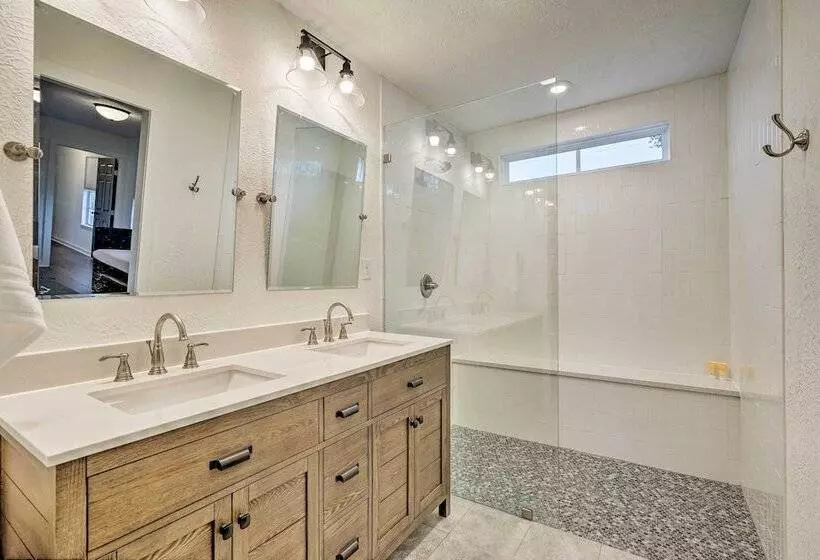 Pet Friendly Schulenburg Farmhouse W/ Pool!