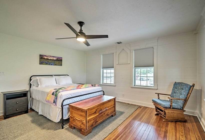 Pet Friendly Schulenburg Farmhouse W/ Pool!