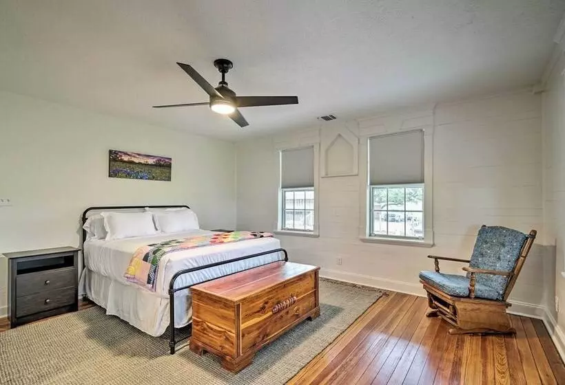 Pet Friendly Schulenburg Farmhouse W/ Pool!