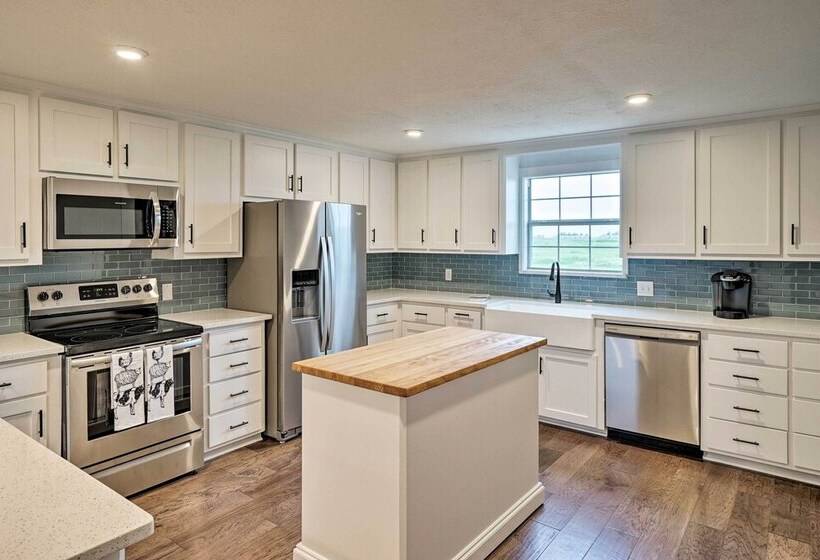 Pet Friendly Schulenburg Farmhouse W/ Pool!