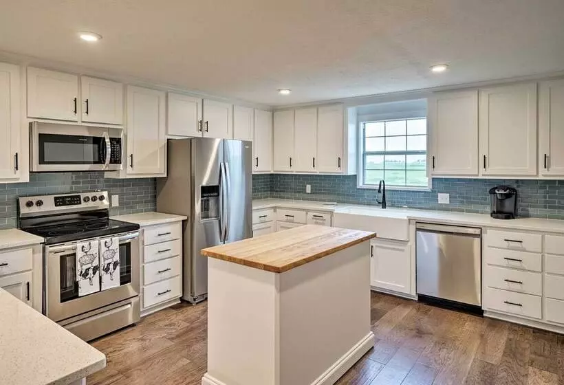 Pet Friendly Schulenburg Farmhouse W/ Pool!