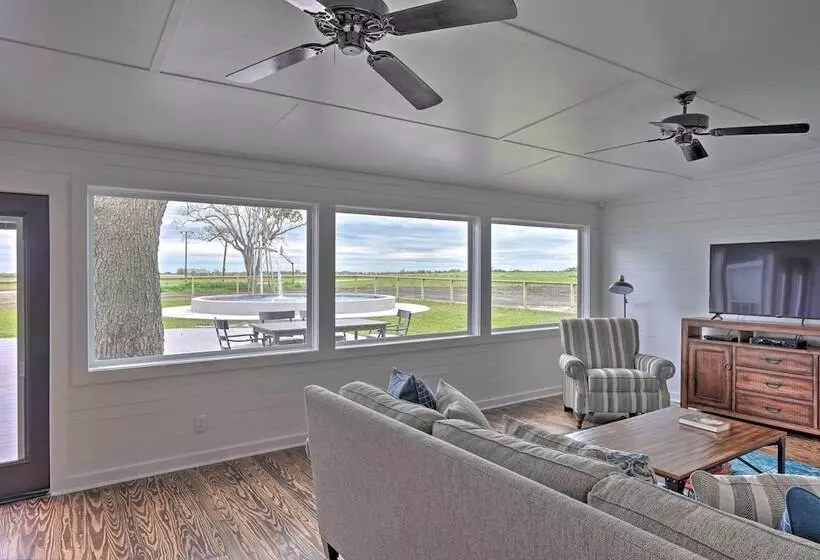 Pet Friendly Schulenburg Farmhouse W/ Pool!