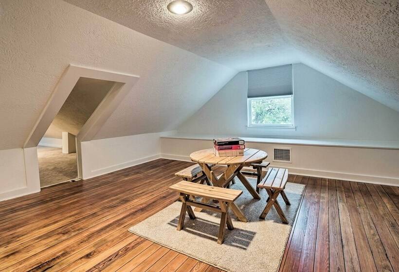 Pet Friendly Schulenburg Farmhouse W/ Pool!