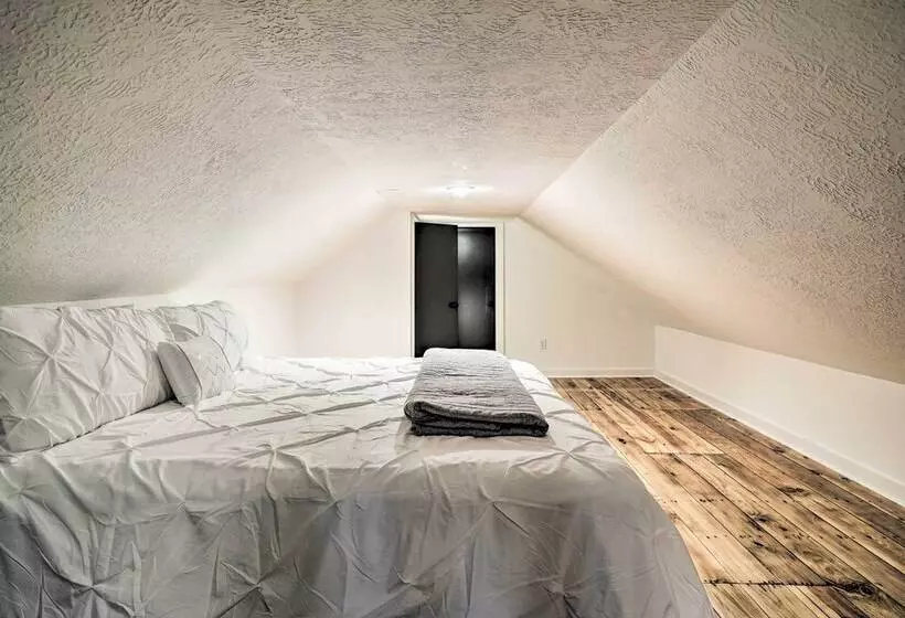 Pet Friendly Schulenburg Farmhouse W/ Pool!