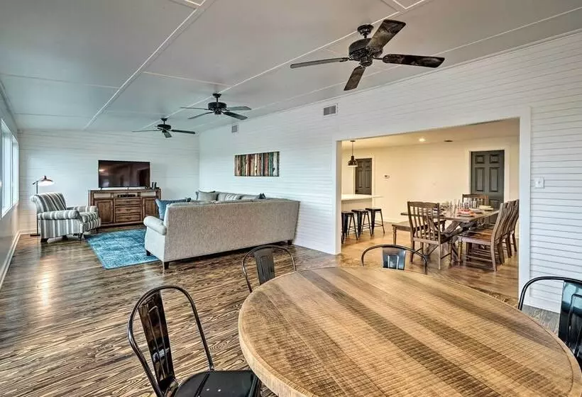 Pet Friendly Schulenburg Farmhouse W/ Pool!