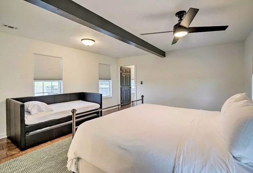 Pet Friendly Schulenburg Farmhouse W/ Pool!