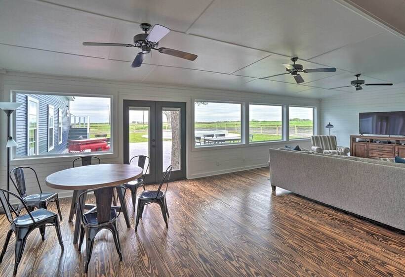 Pet Friendly Schulenburg Farmhouse W/ Pool!