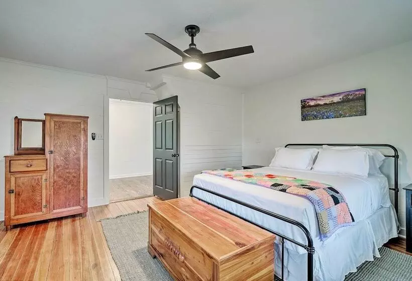 Pet Friendly Schulenburg Farmhouse W/ Pool!